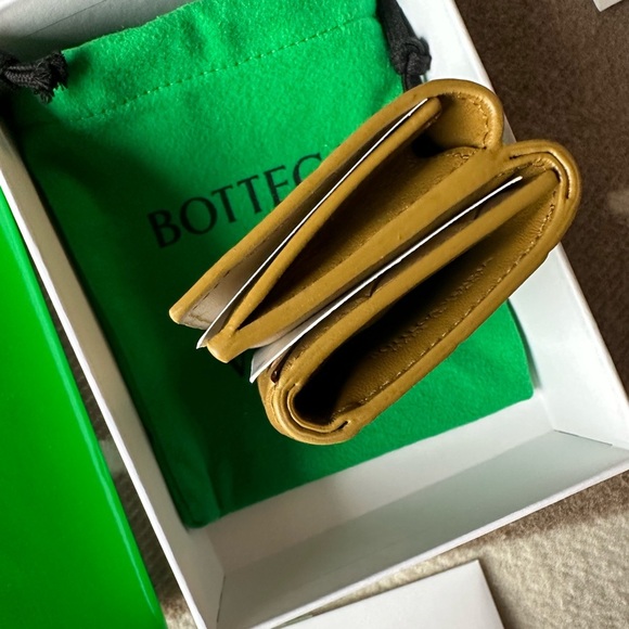 BNIB Bottega veneta trifold wallet - Picture 2 of 2
